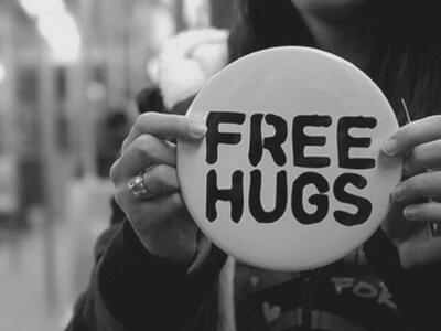 Τα free hugs επέστρεψαν στην Πάτρα