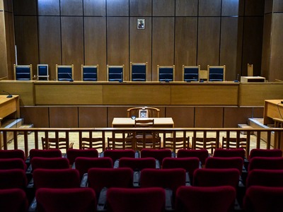 Αντίθετη στην επαναλειτουργία των δικαστ...