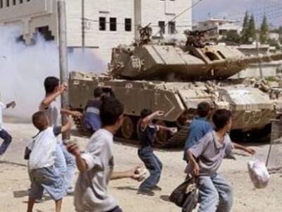 Πετροπόλεμος μεταξύ διαδηλωτών και αστυν...