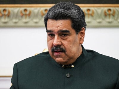 «Ο Μαδούρο και η σύζυγός του σύρθηκαν απ...