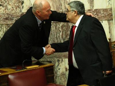 Μιχάλη μακριά. Στο μάγουλο και πολύ είναι...