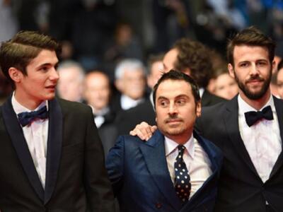 Ο σκηνοθέτης Πάνος Κούτρας με τους δύο ν...