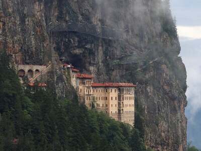 Παναγία Σουμελά: Άδεια για Θεία Λειτουργ...