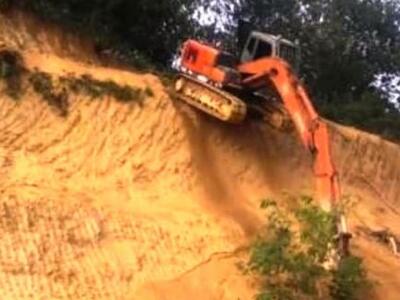 Ιτέα: Πρόλαβε και πήδηξε πριν πέσει στη χαράδρα