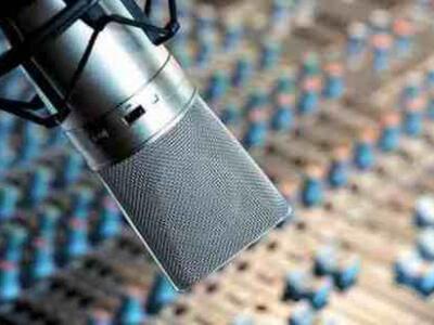 Γρονθοκόπησαν δημοσιογράφο την ώρα που β...