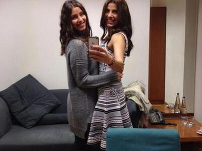 Μητέρα και κόρη σαν δυο σταγόνες νερό! Δ...