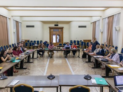 "Kτίζουμε γέφυρες ή τοίχους για του...