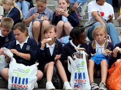 Αγγλία: Ένας στους δύο δασκάλους ταΐζει ...