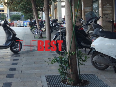 Αν μη τι άλλο, όσοι σταθμεύουν τα δίκυκλ...