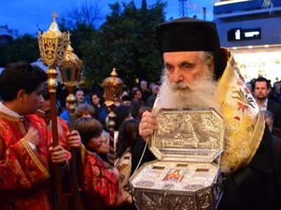 Ουρές στο Αργος για τα λείψανα του Αρχιε...