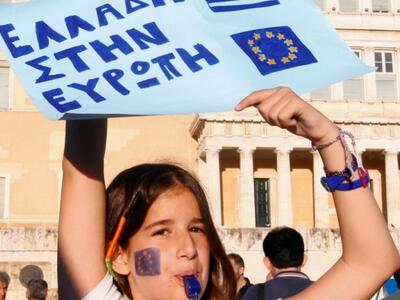 Πλήθος κόσμου φωνάζει "Μένουμε Ευρώ...