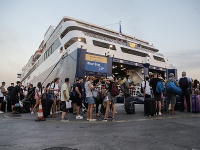 Αυξημένη η κίνηση στο λιμάνι του Πειραιά...