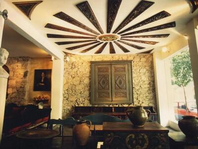 Στη φωτ. η βιτρίνα του ιστορικού παλαιοπ...