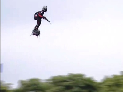 Πέταξε με flyboard πάνω από Μακρόν και Μ...