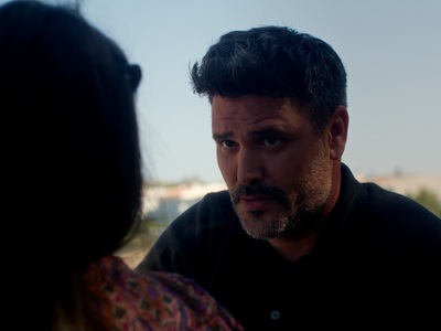 HOTΕΛ ΕΛVIRA: O Χάρι κάνει ό,τι μπορεί γ...