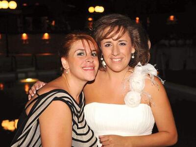 Η νύφη με την αδελφή της Σοφία Ηλιοπούλου