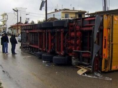 Ο δυνατός νοτιάς αναποδογύρισε νταλίκα στα Χανιά