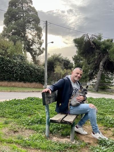 Με την Παπιγιόν στο παγκάκι του Ψυχικού