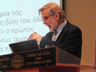 Ο καθηγητής Χάγκεν Φλάισερ στο βήμα. 