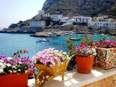 Τιρκουάζ νερά, άγρια ομορφιά κι άρωμα… Ε...