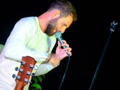 Ο ταλαντούχος νέος ροκ καλλιτέχνης Απόστ...