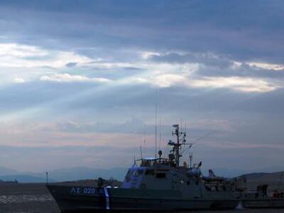 Ακυβέρνητο ιστιοφόρο με πέντε επιβαίνοντ...