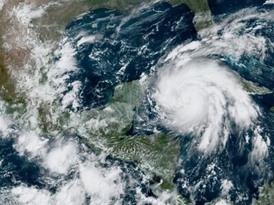 ΗΠΑ: «Αγγίζει» την Κατηγορία 5 ο τυφώνας...