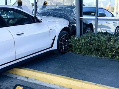 Πάτρα: Αυτοκίνητο έπεσε σε τζαμαρία σούπερ μάρκετ