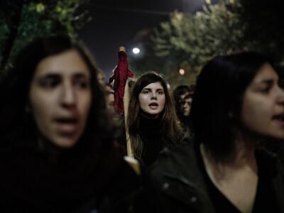 Guardian: 200.000 νέοι Έλληνες εγκατέλει...