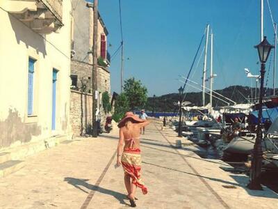 Ελένη Μενεγάκη: Διακοπές και στο Κιόνι της Ιθάκης