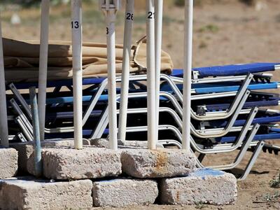 Πάτρα: Στη θέση τους οι ξαπλώστρες της π...