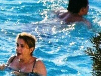 Οι διακοπές της Κατρίν Ντενέβ στη Σαντορίνη