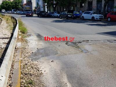 Ένα συντριβάνι ξεφύτρωσε στο οδόστρωμα τ...