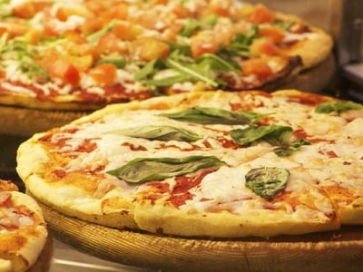 Η πίτσα «κόντρα» στο σουβλάκι: Η προσιτή...