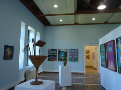 Επώνυμες υπογραφές στην αίθουσα της ποπ -αρτ. 