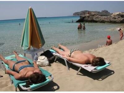 Αχαία: Ρομά άρπαξαν χρήματα από λουόμενο...