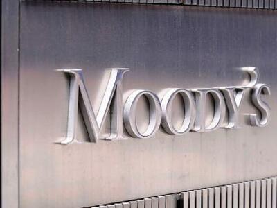 Moody's: Υποβάθμισε τράπεζες και επιχειρ...