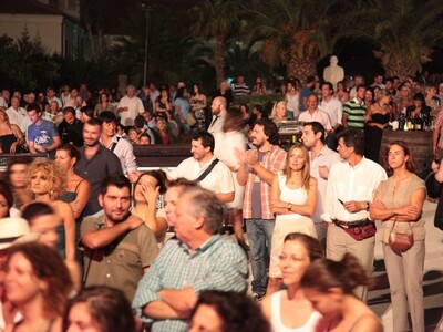 Κατάμεστοι οι κήποι της Αchaia Clauss