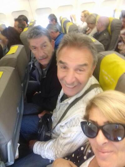 Στο αεροπλάνο της επιστροφής, Κώστας και...