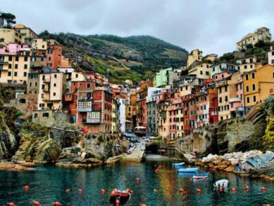 Σκαρφαλωμένο στο γκρεμό, το Riomaggiore ...