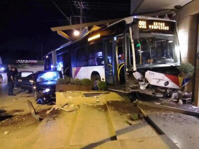 Λεωφορείο του ΟΑΣΘ «εισβάλει» σε καφετέρ...