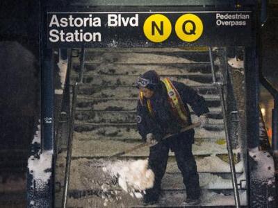 Κύμα ψύχους και χιονοθύελλες παρέλυσαν τ...