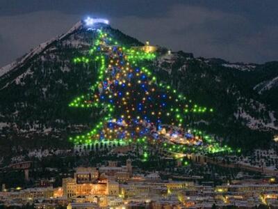 Χριστουγεννιάτικο δέντρο σε λόφο (φωτό: ...