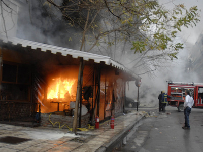 Προσπάθησαν να κάψουν δύο καφετέριες στην Κυλλήνη