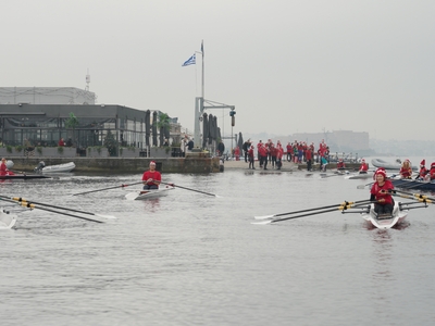 Αγιοβασίληδες προσθαλασσώθηκαν στον Θερμαϊκό!