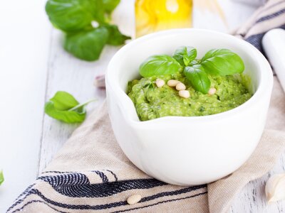 Απολαύστε βελούδινη πέστο με βάση τη μέν...