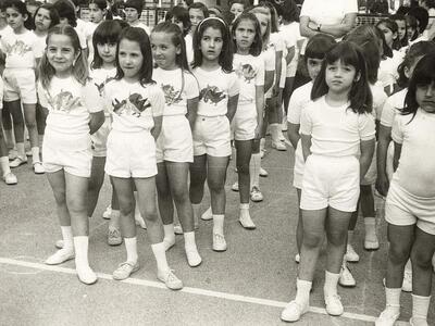 Τα πρωτάκια στη σειρά. Ανάµεσά τους η Θε...