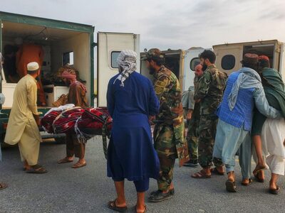 Σεισμός στο Αφγανιστάν: Σκάβουν με τα χέ...