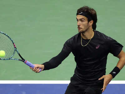 Λορέντζο Μουζέτι: Σάλος για τα προσβλητι...