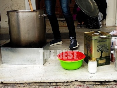 Πάτρα: Φαγητό στην πλατεία μετά την πορεία